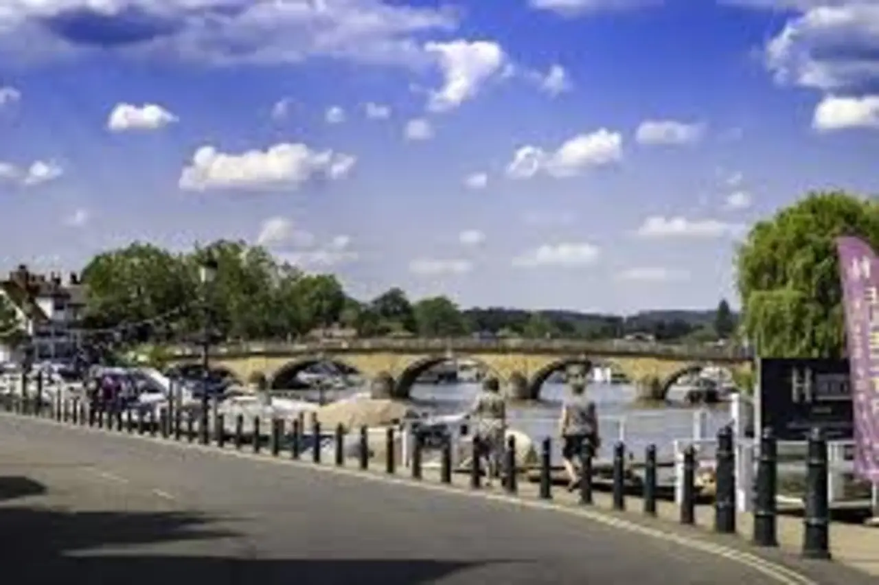 Henley on Thames Bridge: the history, engineering and everyday life of an iconic river crossing